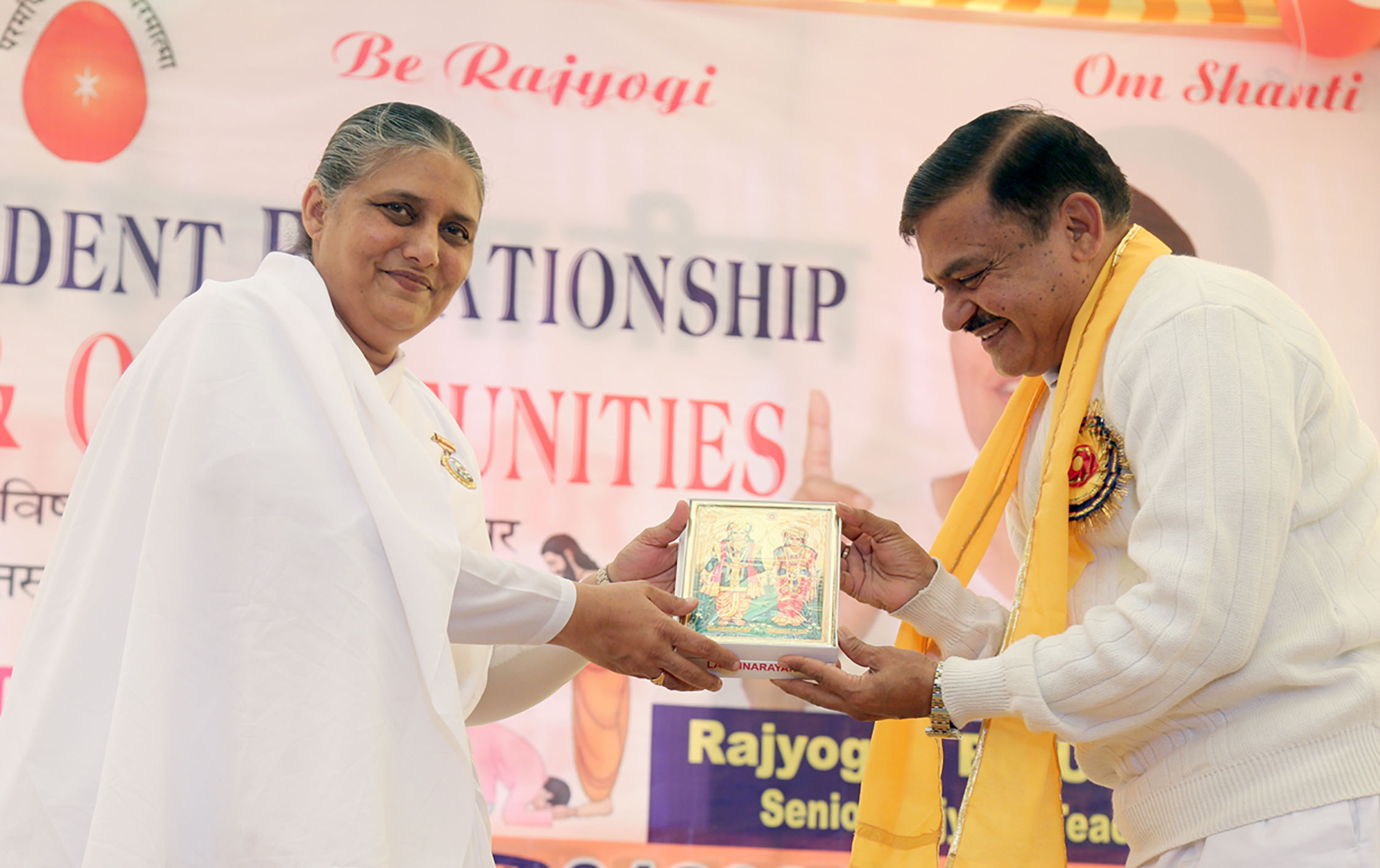 Teacher-Student Relationship- Narnaul 2018-Sr Commandent,CISF, Shiv Kr receivng gift